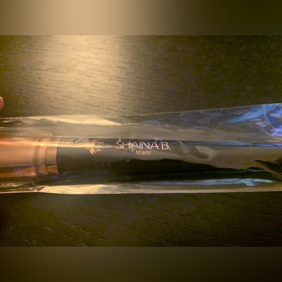 Shaina B Blush Brush - Picture 2 of 3